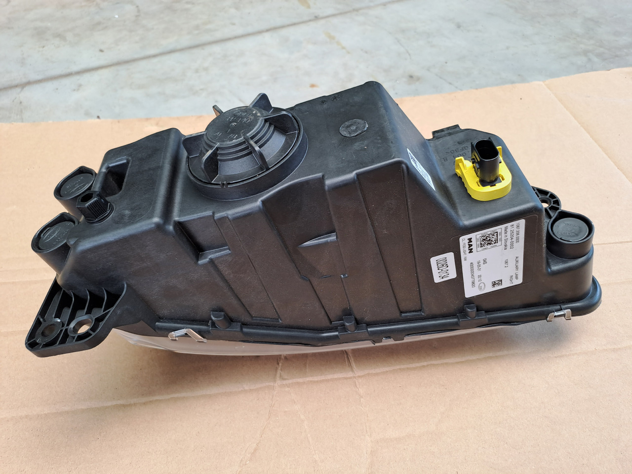 Neuwertiger Nebelscheinwerfer MAN TG3 rechts, Artikel - Nr. : 81.25204 - 0002 / 0001 - Nebelscheinwerfer für LKW: das Bild 2 Neuwertiger Nebelscheinwerfer MAN TG3 rechts, Artikel - Nr. : 81.25204 - 0002 / 0001 - Nebelscheinwerfer für LKW: das Bild 2