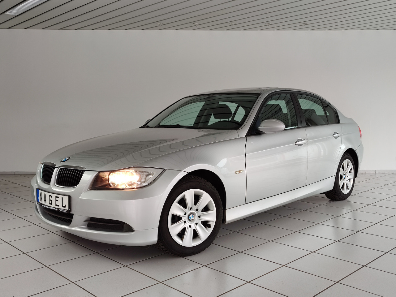 BMW 320i Audiosystem Professional, Automatik, PDC, Licht-Paket - Limousine: das Bild 1 BMW 320i Audiosystem Professional, Automatik, PDC, Licht-Paket - Limousine: das Bild 1