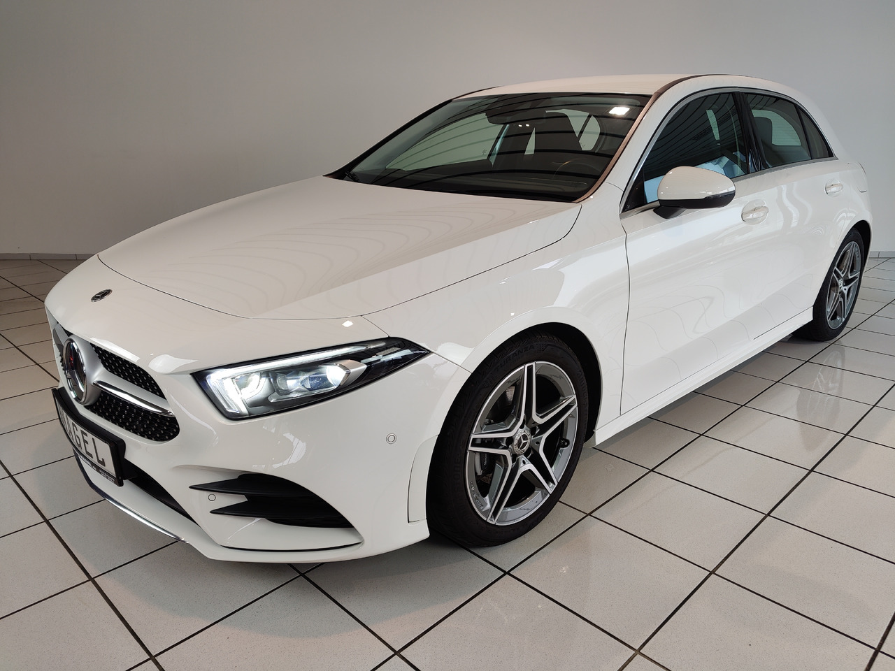 Mercedes-Benz A 200 7G-DCT AMG Line Kamera Navi LED SHZ - Limousine: das Bild 1 Mercedes-Benz A 200 7G-DCT AMG Line Kamera Navi LED SHZ - Limousine: das Bild 1