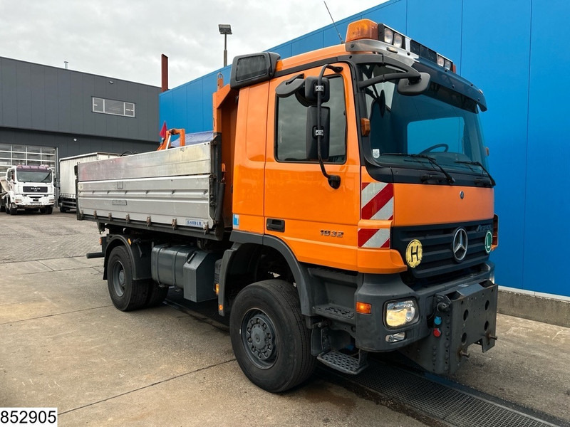 Mercedes-Benz Actros 1832 4X4, Grit spreader, Snow plough, Tipper - Kipper: das Bild 3 Mercedes-Benz Actros 1832 4X4, Grit spreader, Snow plough, Tipper - Kipper: das Bild 3