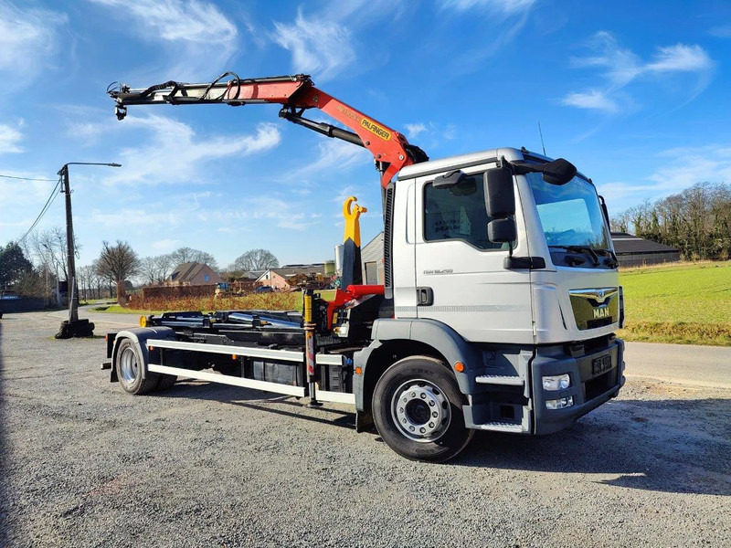 Abrollkipper, Autokran MAN TGM 18.290 Container + Palfinger PK13001: das Bild 1