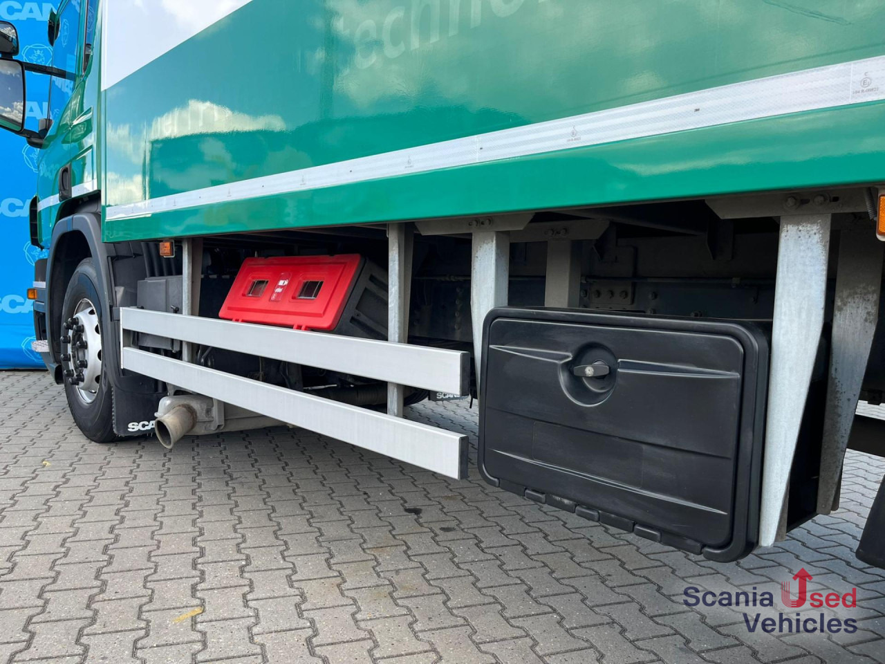 SCANIA P 320 DB6x2*4MNB RETARDER FULL AIR 8T TAIL LIFT 2T - Koffer LKW: das Bild 4 SCANIA P 320 DB6x2*4MNB RETARDER FULL AIR 8T TAIL LIFT 2T - Koffer LKW: das Bild 4