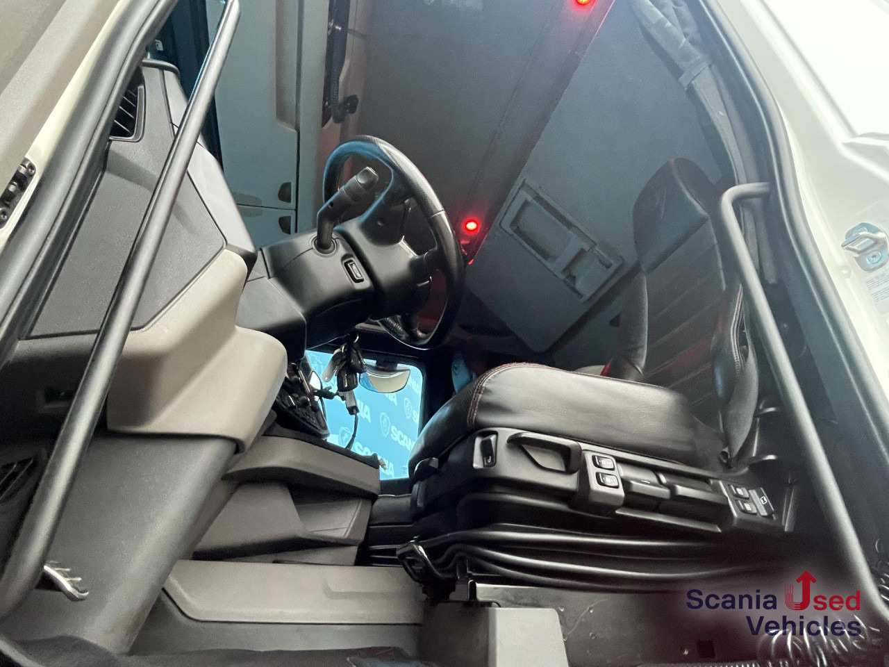 SCANIA R 650 B6x4NB RETARDER V8 WOOD KESLA 2112T CRANE - Holztransporter, Autokran: das Bild 5 SCANIA R 650 B6x4NB RETARDER V8 WOOD KESLA 2112T CRANE - Holztransporter, Autokran: das Bild 5