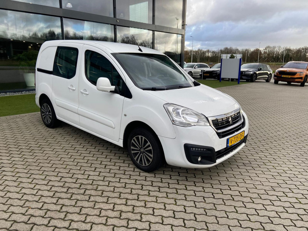 Peugeot Partner Parkeersensoren + Navigatie Kasten - Kleintransporter: das Bild 2 Peugeot Partner Parkeersensoren + Navigatie Kasten - Kleintransporter: das Bild 2