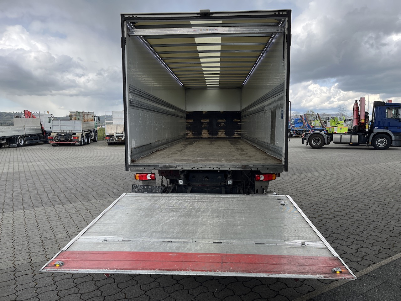 Iveco 120E25 Eurocargo 4x2 Koffer | Ladebordwand - Koffer LKW: das Bild 2 Iveco 120E25 Eurocargo 4x2 Koffer | Ladebordwand - Koffer LKW: das Bild 2