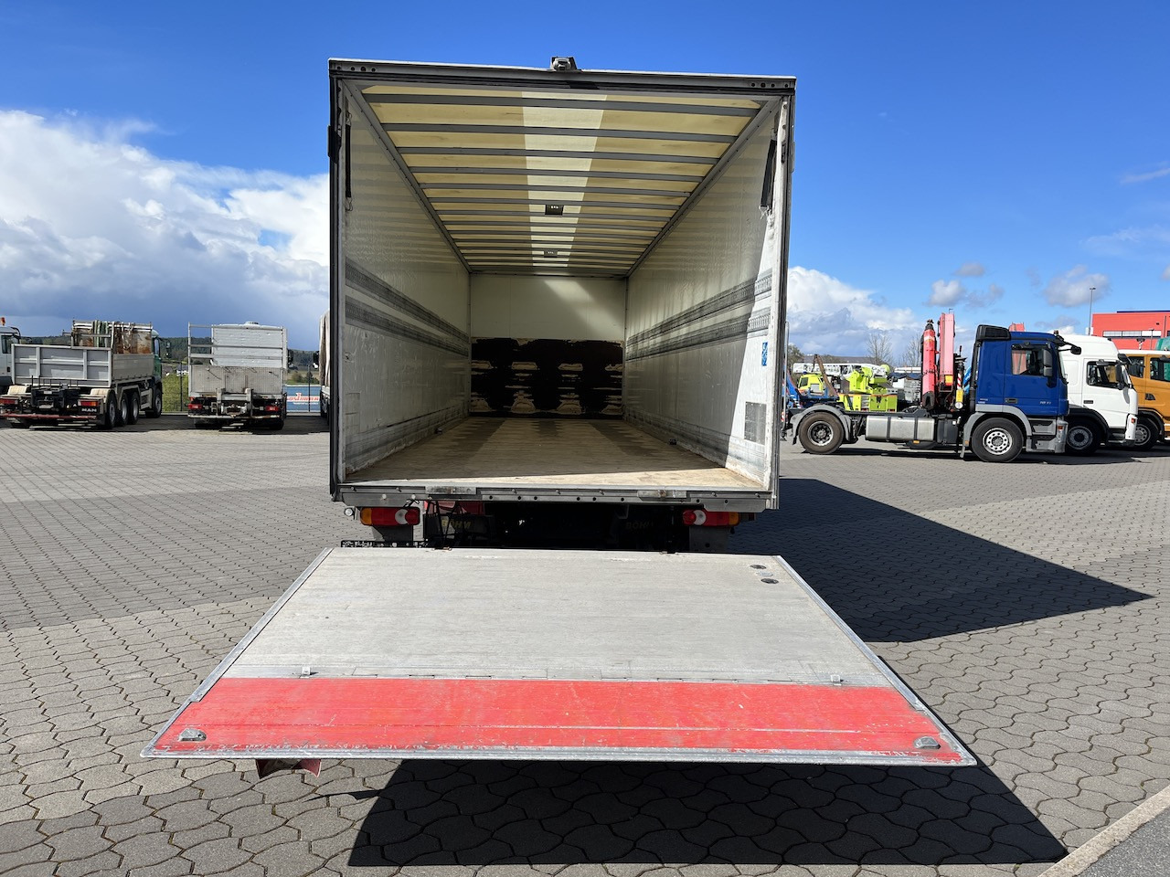 Iveco 120E25 Eurocargo 4x2 Koffer | Ladebordwand - Koffer LKW: das Bild 2 Iveco 120E25 Eurocargo 4x2 Koffer | Ladebordwand - Koffer LKW: das Bild 2