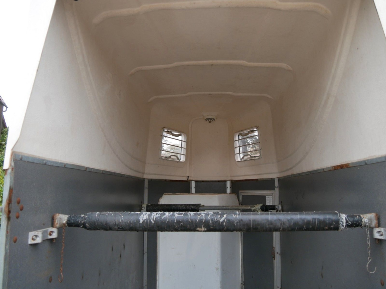 Blomert 1,5 Pferde mit Sattelkammer - Tiertransporter Anhänger: das Bild 5 Blomert 1,5 Pferde mit Sattelkammer - Tiertransporter Anhänger: das Bild 5