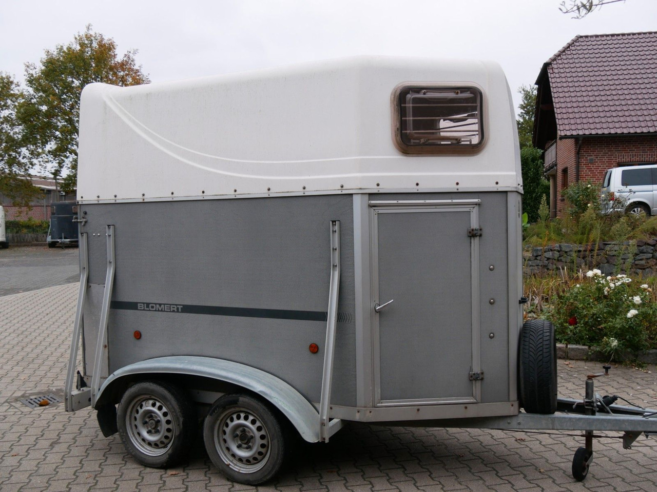 Blomert 1,5 Pferde mit Sattelkammer - Tiertransporter Anhänger: das Bild 1 Blomert 1,5 Pferde mit Sattelkammer - Tiertransporter Anhänger: das Bild 1