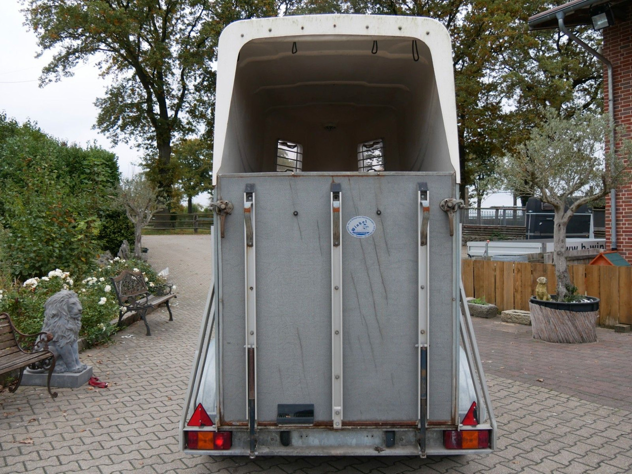 Blomert 1,5 Pferde mit Sattelkammer - Tiertransporter Anhänger: das Bild 2 Blomert 1,5 Pferde mit Sattelkammer - Tiertransporter Anhänger: das Bild 2