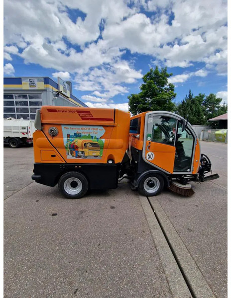 Bucher Kehrmaschine BUCHER-GUYER Kehrmaschine EG 4.500 kg Diesel Topzustand - Kehrsaugmaschine: das Bild 2 Bucher Kehrmaschine BUCHER-GUYER Kehrmaschine EG 4.500 kg Diesel Topzustand - Kehrsaugmaschine: das Bild 2