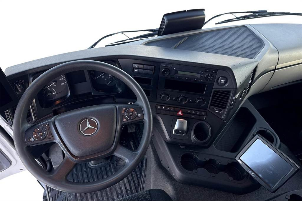 Innenraum Bild 1:  Mercedes-Benz Actros 1830L 5 SM FRC 2-lämpö(atp10/2025) – Leasing Mercedes-Benz Actros 1830L 5 SM FRC 2-lämpö(atp10/2025)