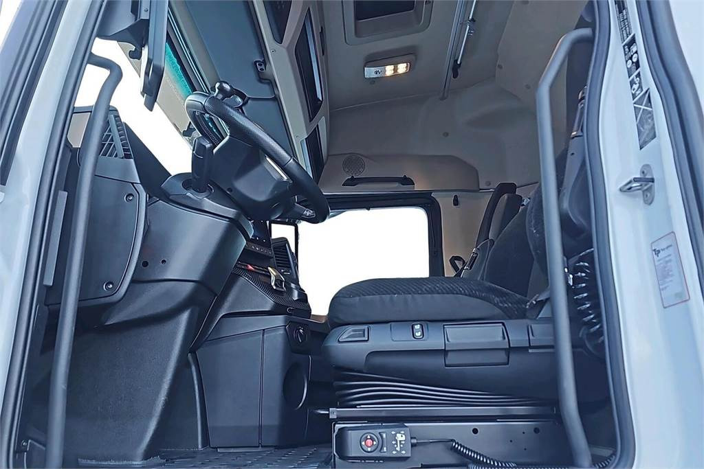 Innenraum Bild 1: Isotherm LKW Mercedes-Benz Actros L 3558