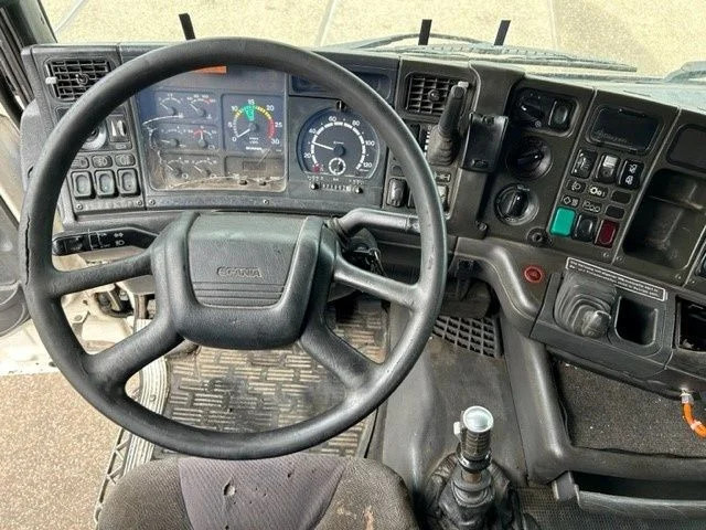 Innenraum Bild 2: Sattelzugmaschine Scania R124-400 L 4x2 SLEEPERCAB ADR/VLG (2 FUEL LINES!!) (EURO 2 / 12 GEARS MANUAL GEARBOX / RETARDER / BLOWER / P.T.O. / AIRCONDITION