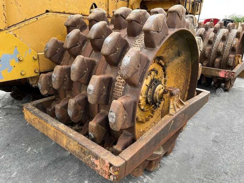 Walzenzug Caterpillar 825 + porte engins: das Bild 17