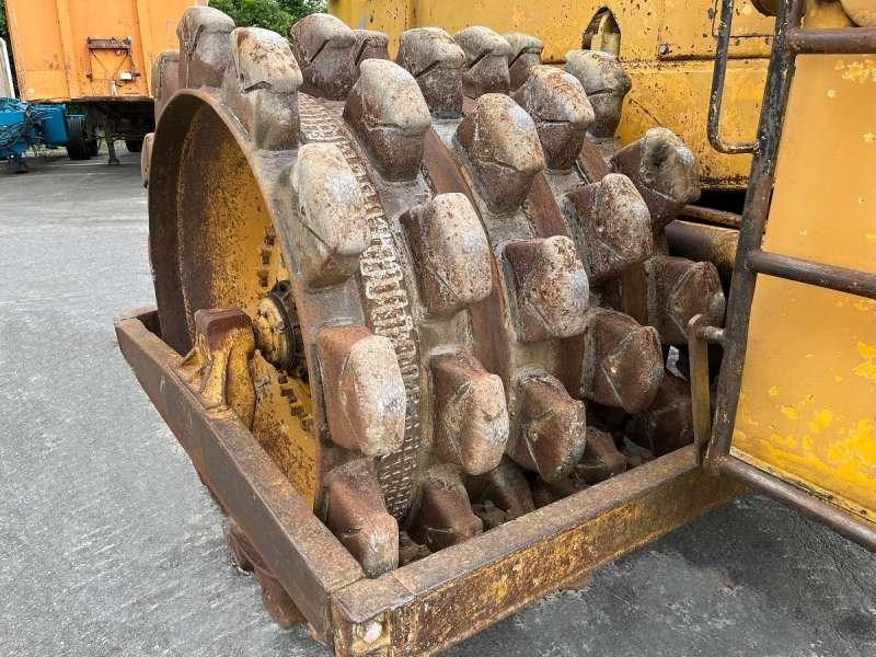 Walzenzug Caterpillar 825 + porte engins: das Bild 16