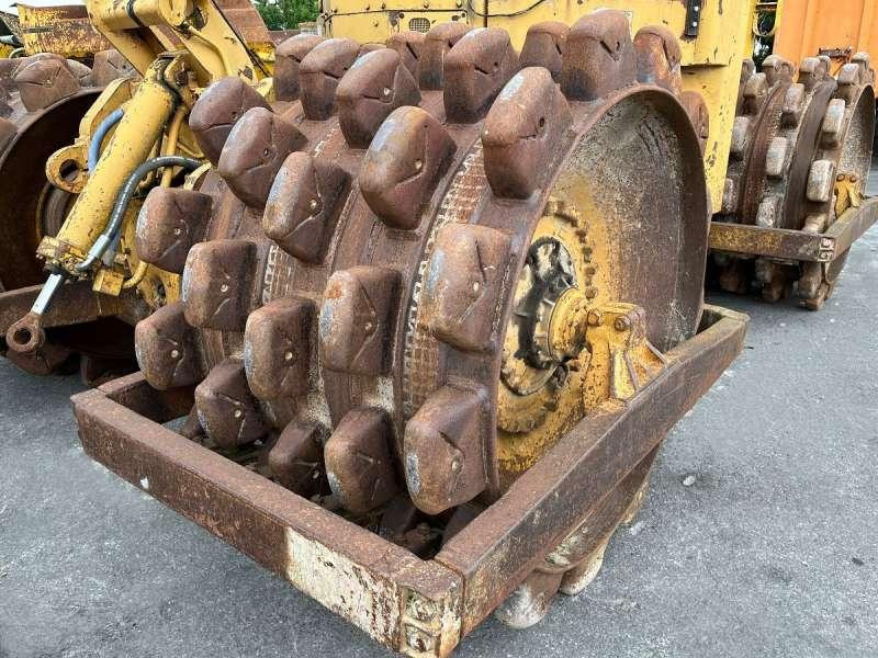 Walzenzug Caterpillar 825 + porte engins: das Bild 21