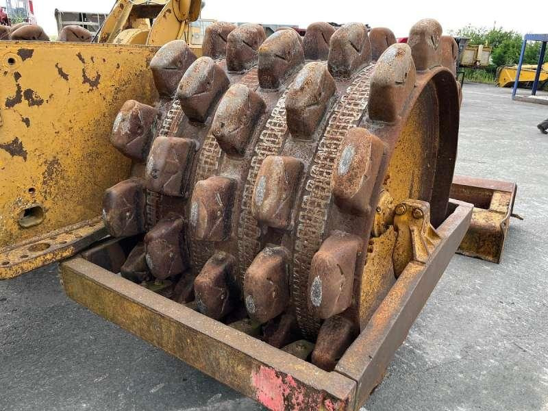 Walzenzug Caterpillar 825 + porte engins: das Bild 15