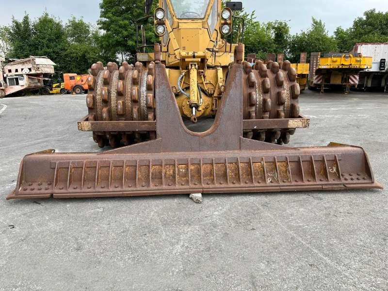 Walzenzug Caterpillar 825 + porte engins: das Bild 11