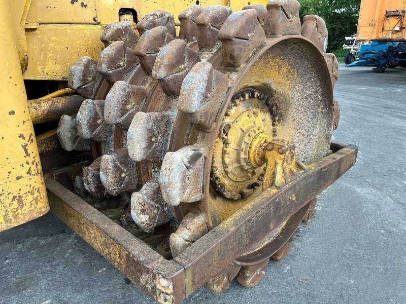 Walzenzug Caterpillar 825 + porte engins: das Bild 19