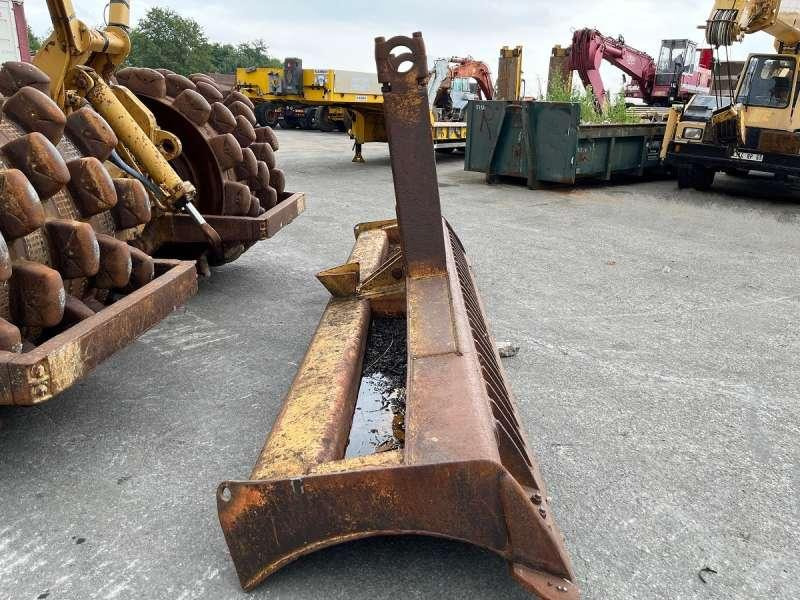 Walzenzug Caterpillar 825 + porte engins: das Bild 13