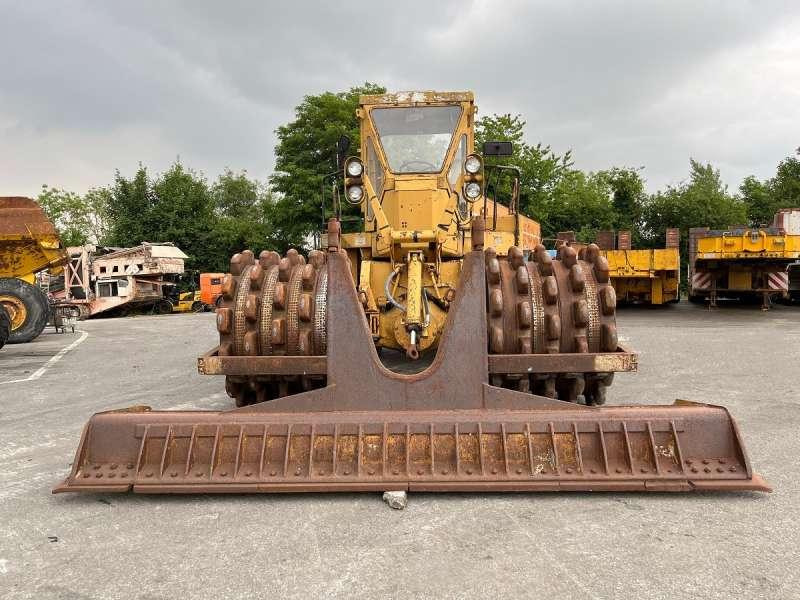 Walzenzug Caterpillar 825 + porte engins: das Bild 9