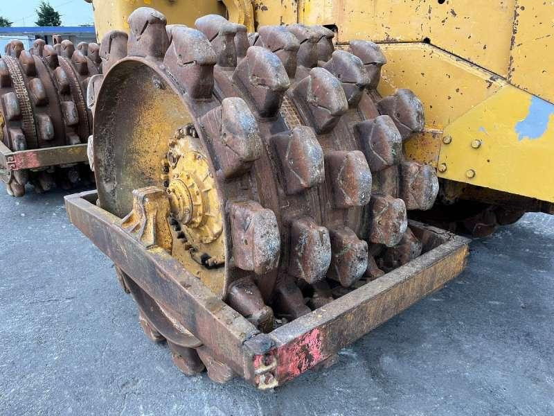 Walzenzug Caterpillar 825 + porte engins: das Bild 18