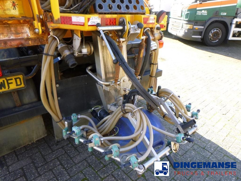 Schneeräumfahrzeug Mercedes-Benz Arocs 3240 8x4 RHD Schmidt snow plough / gritter: das Bild 17