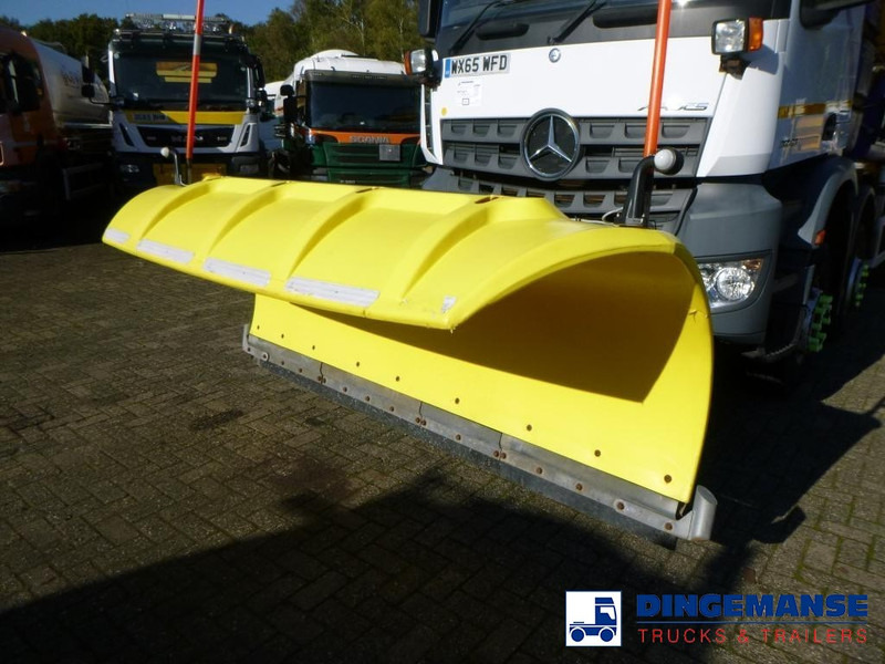 Schneeräumfahrzeug Mercedes-Benz Arocs 3240 8x4 RHD Schmidt snow plough / gritter: das Bild 20