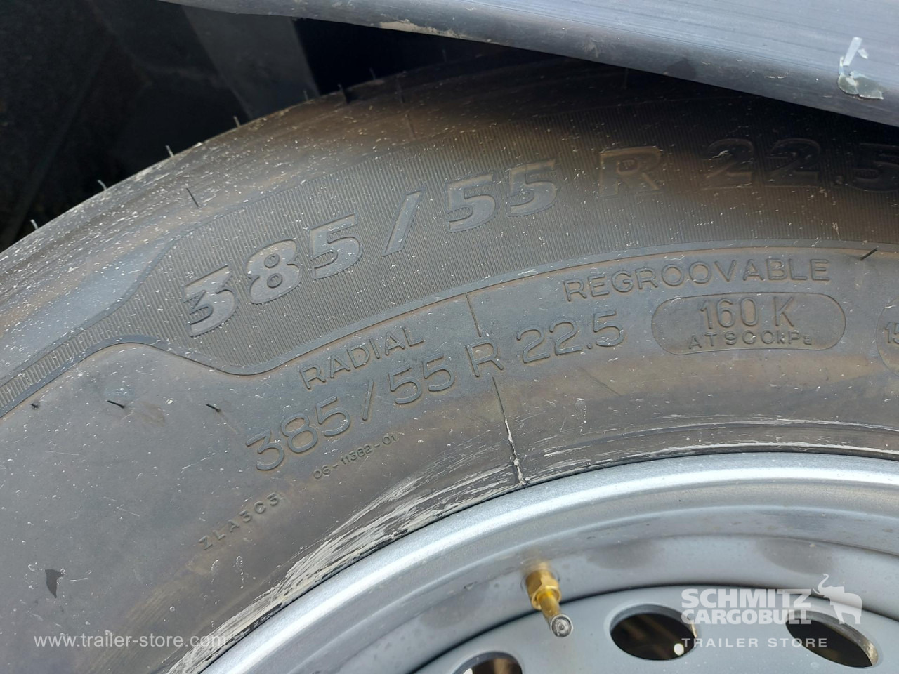 Planenauflieger SCHMITZ Curtainsider Mega: das Bild 10