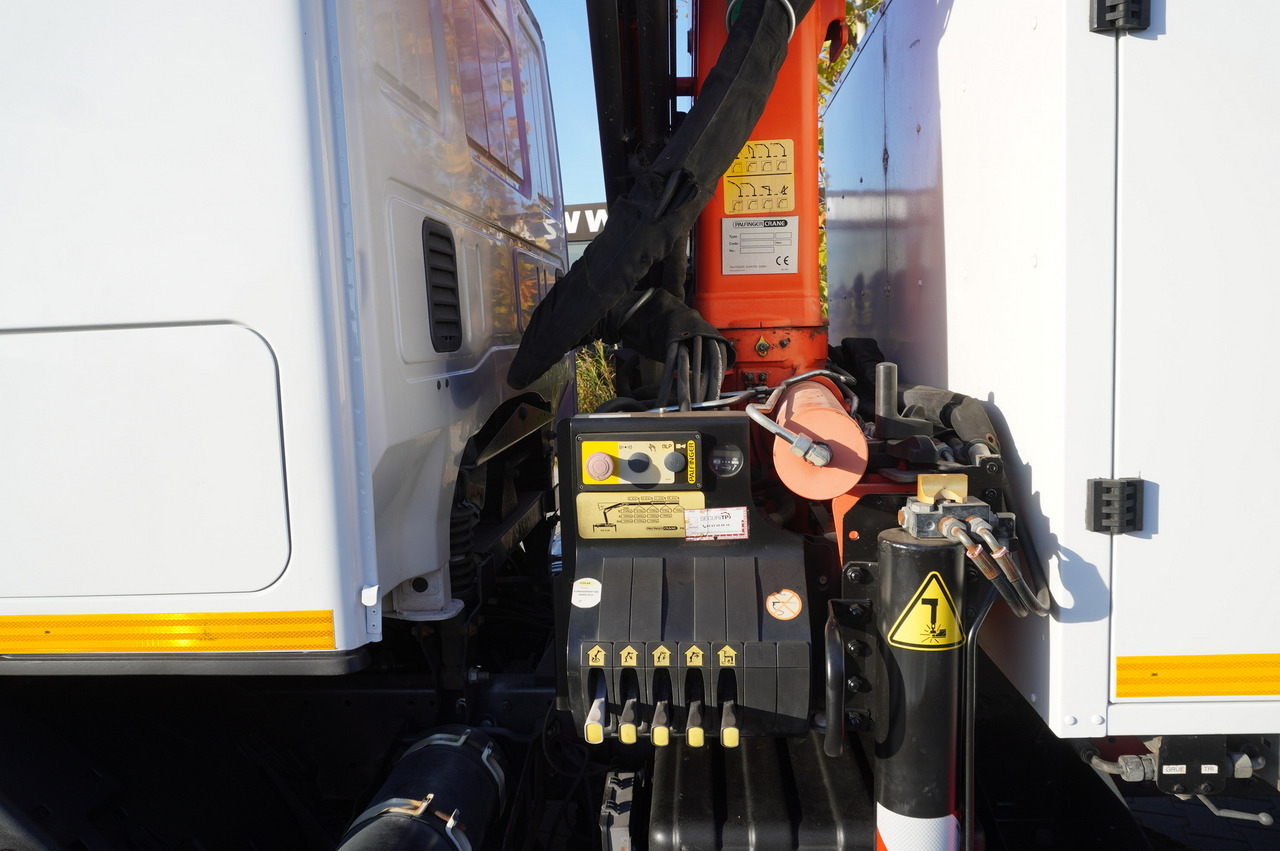 Autokran IVECO Eurocargo 120E18 Crane Palfinger / 3-way tipper / sleeper cab: das Bild 23