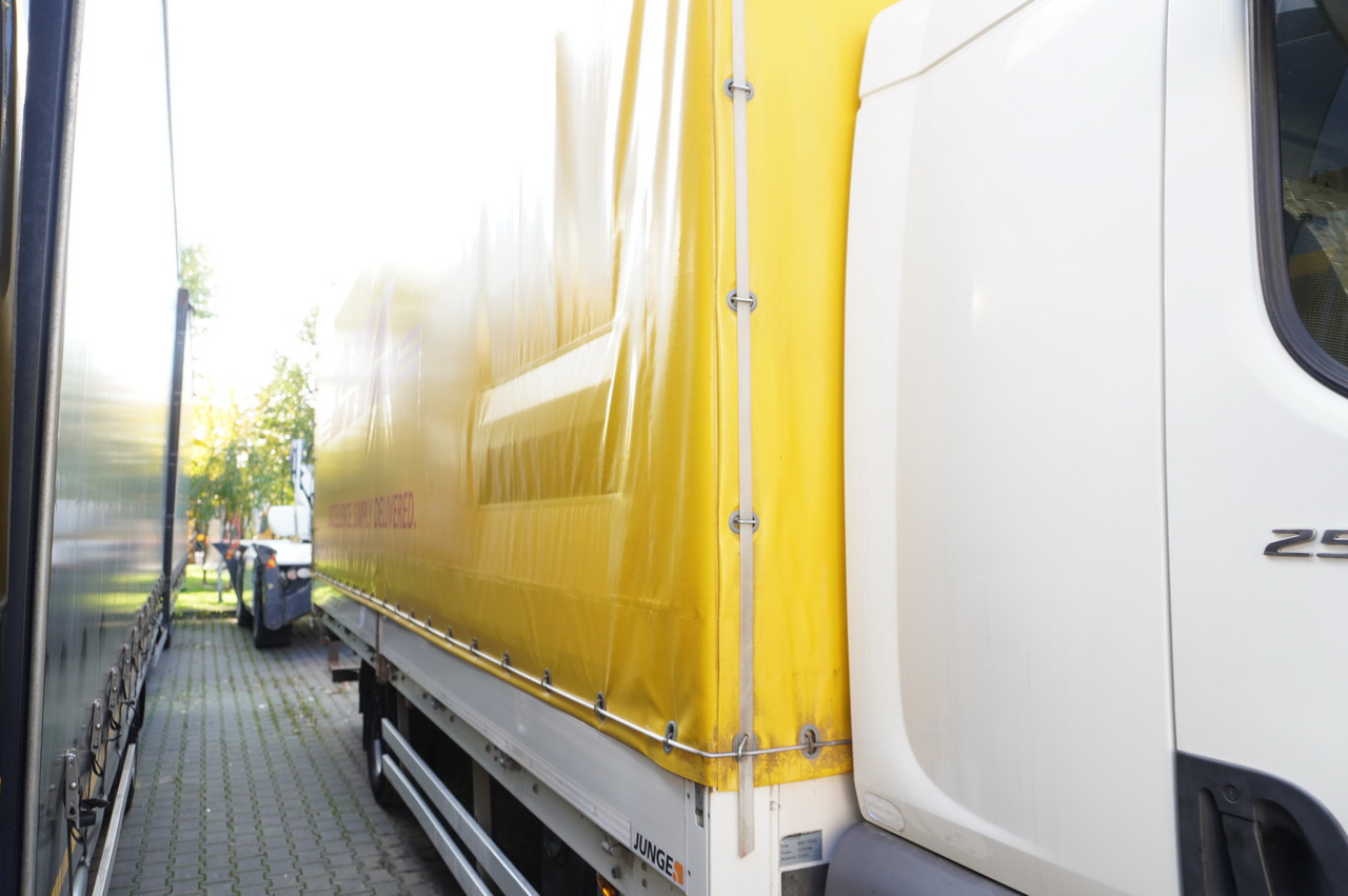 JUNGE Body Tarpaulin JUNGE / 18 Europallets / 2015 - Planenaufbau: das Bild 4 JUNGE Body Tarpaulin JUNGE / 18 Europallets / 2015 - Planenaufbau: das Bild 4