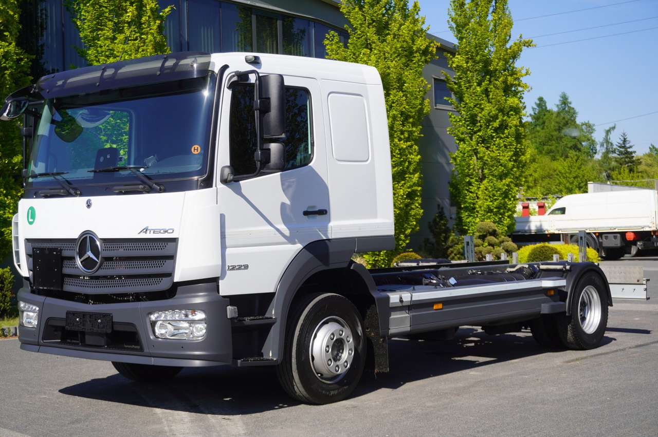 MERCEDES-BENZ 1223 / Full ADR / 440 cm chassis / Sleeper cab / 175 tho. km - Fahrgestell LKW: das Bild 1 MERCEDES-BENZ 1223 / Full ADR / 440 cm chassis / Sleeper cab / 175 tho. km - Fahrgestell LKW: das Bild 1