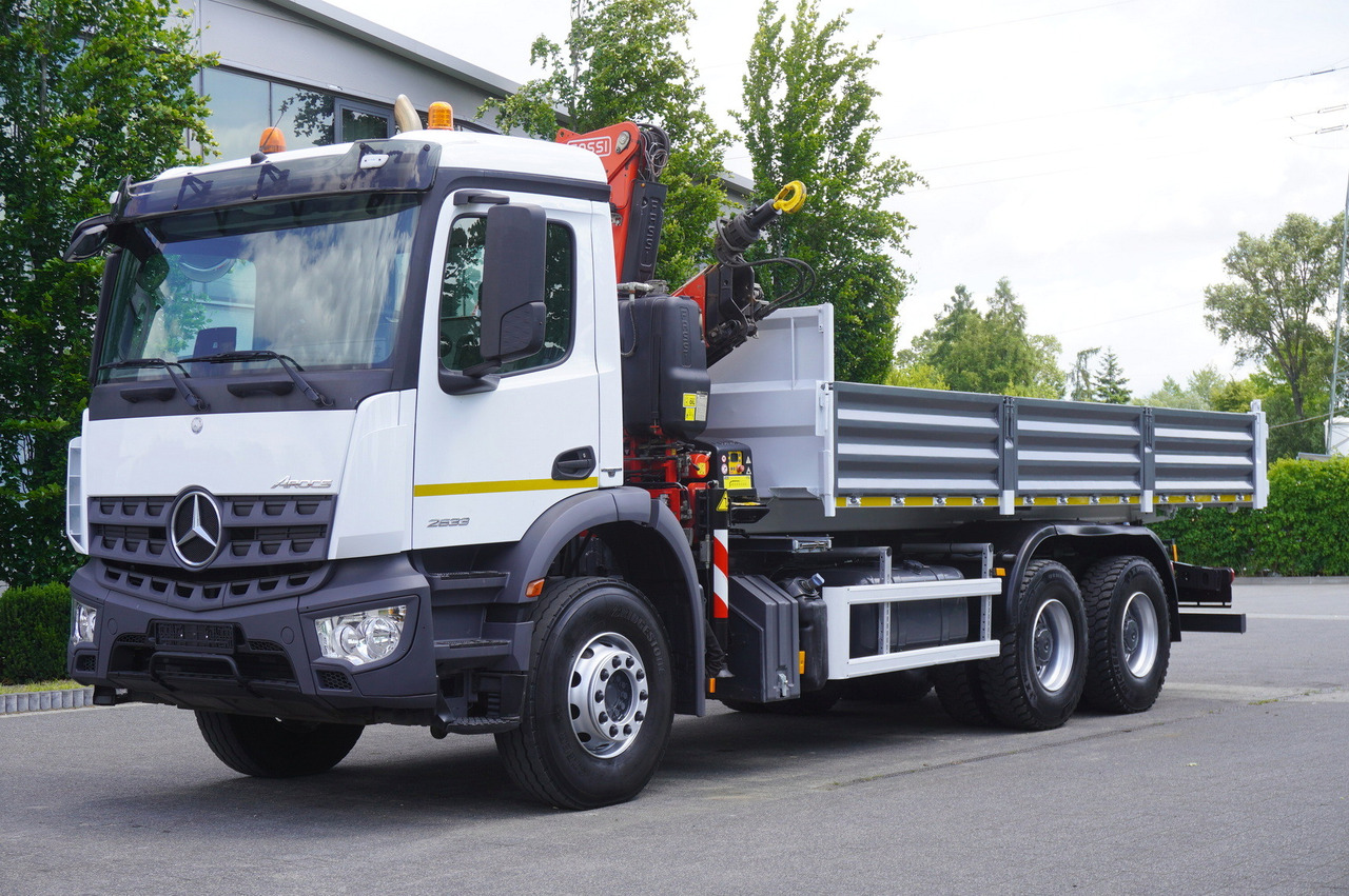 MERCEDES-BENZ AROCS 2633 6x4 / 5.5 T crane FASSI F135 / Tipper 15 EPAL - Pritsche LKW, Autokran: das Bild 2 MERCEDES-BENZ AROCS 2633 6x4 / 5.5 T crane FASSI F135 / Tipper 15 EPAL - Pritsche LKW, Autokran: das Bild 2