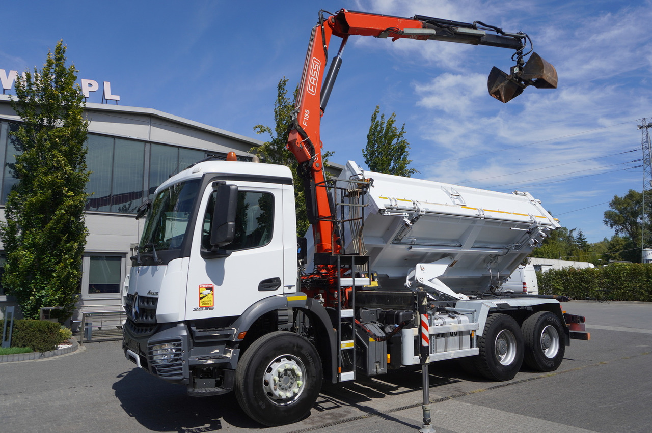 MERCEDES-BENZ Arocs 2636 / 6x4 / HDS Fassi / 3-Way Tipper / Bortmatic - Autokran: das Bild 2 MERCEDES-BENZ Arocs 2636 / 6x4 / HDS Fassi / 3-Way Tipper / Bortmatic - Autokran: das Bild 2