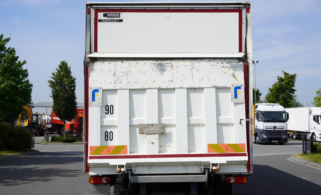 RENAULT D12 E6 / Container 18 pallets / tail lift - Koffer LKW: das Bild 4 RENAULT D12 E6 / Container 18 pallets / tail lift - Koffer LKW: das Bild 4