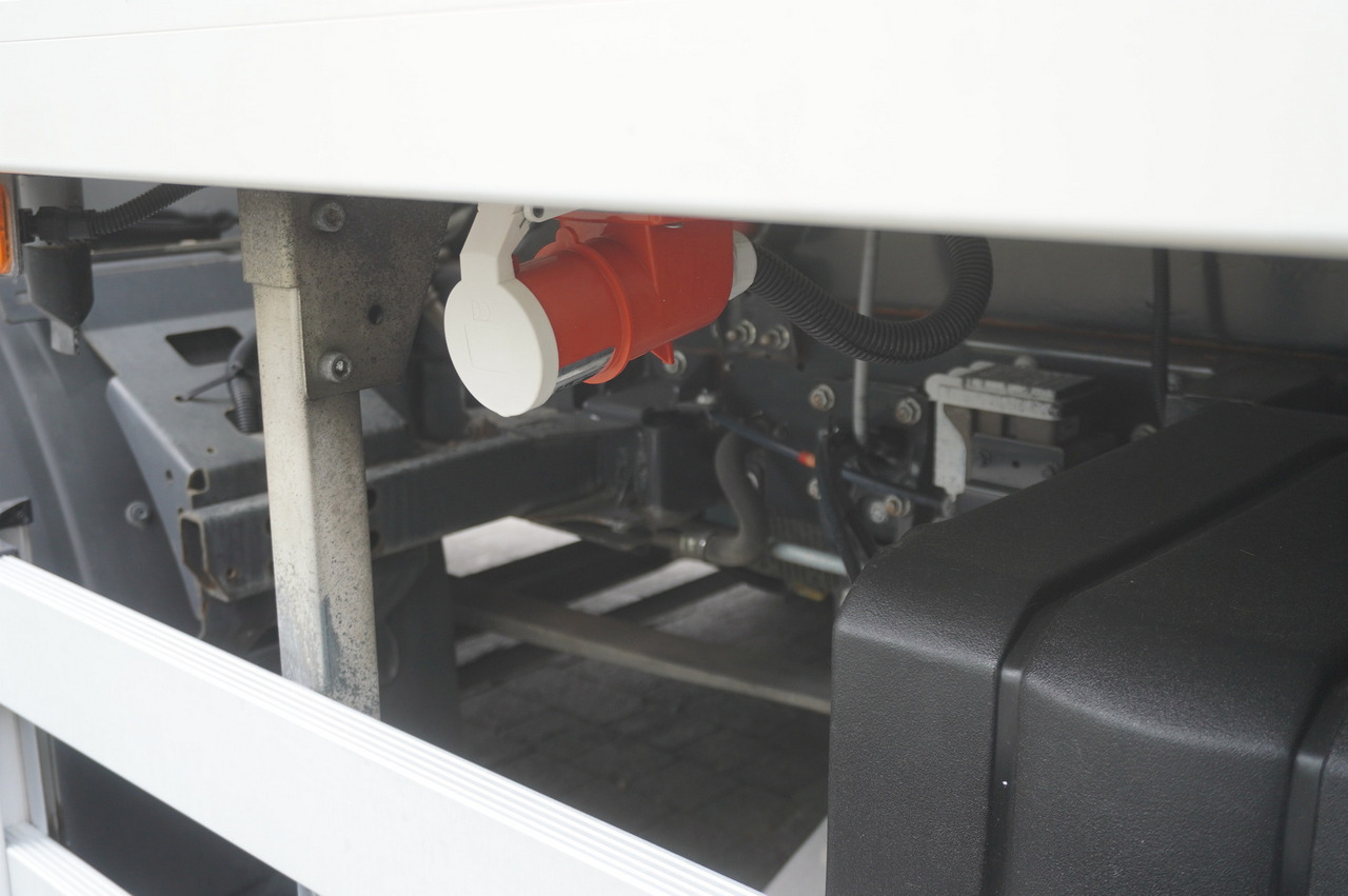 Kühlkoffer LKW Für die Beförderung von Fleisch RENAULT D13 / 140 tho km !!! / Meat hook refrigerator / Thermoking T800R / 2 units: das Bild 10 Kühlkoffer LKW Für die Beförderung von Fleisch RENAULT D13 / 140 tho km !!! / Meat hook refrigerator / Thermoking T800R / 2 units: das Bild 10