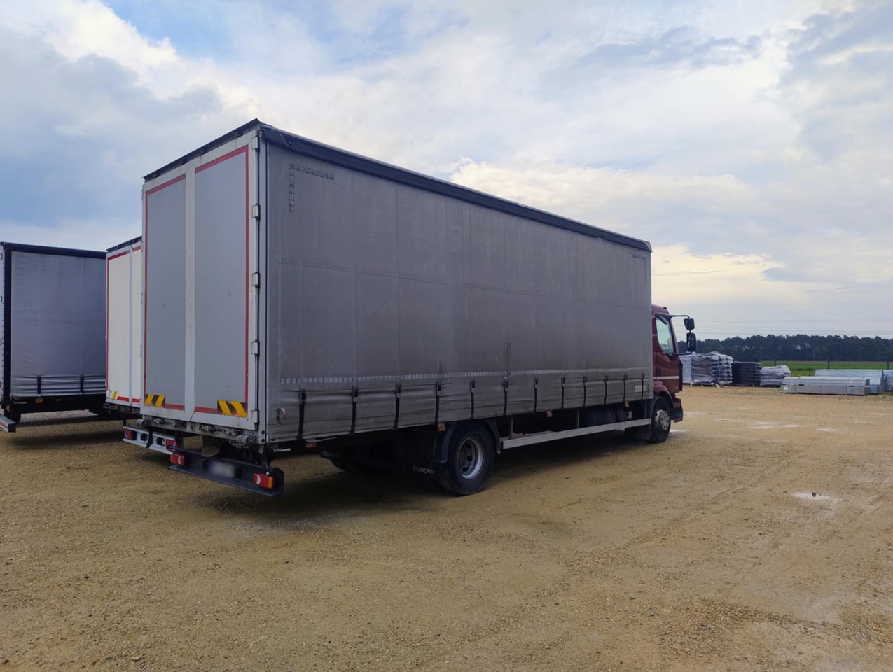 RENAULT Midlum 300 / Curtain 18 EPAL / Sleeping cab - Plane LKW: das Bild 3 RENAULT Midlum 300 / Curtain 18 EPAL / Sleeping cab - Plane LKW: das Bild 3