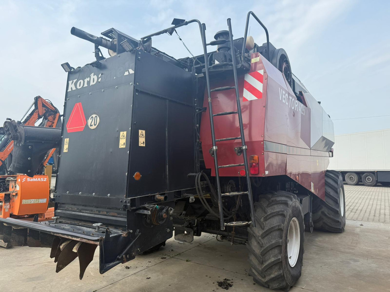 ROSTSELMASH VECTOR 425 RSM-101 grain harvester + Header 5 m + rapeseed harvesting extension / 2300 MTH - Mähdrescher: das Bild 3 ROSTSELMASH VECTOR 425 RSM-101 grain harvester + Header 5 m + rapeseed harvesting extension / 2300 MTH - Mähdrescher: das Bild 3