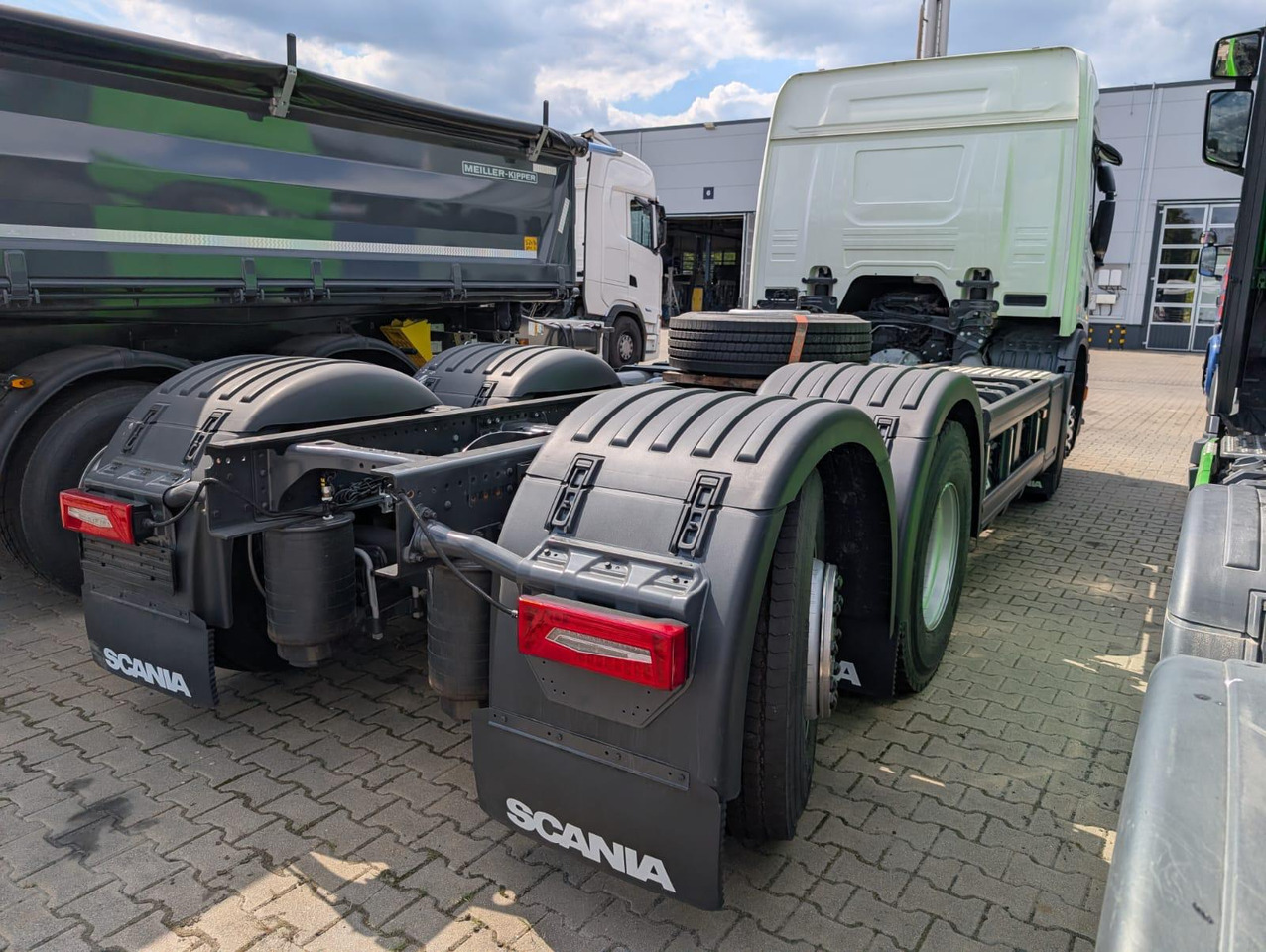SCANIA P 340 B6x2*4NA / chassis frame / steering axle / CNG / large cab / 8 units - Müllwagen: das Bild 3 SCANIA P 340 B6x2*4NA / chassis frame / steering axle / CNG / large cab / 8 units - Müllwagen: das Bild 3