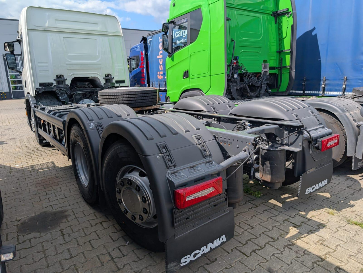 SCANIA P 340 B6x2*4NA / chassis frame / steering axle / CNG / large cab / 8 units - Müllwagen: das Bild 4 SCANIA P 340 B6x2*4NA / chassis frame / steering axle / CNG / large cab / 8 units - Müllwagen: das Bild 4