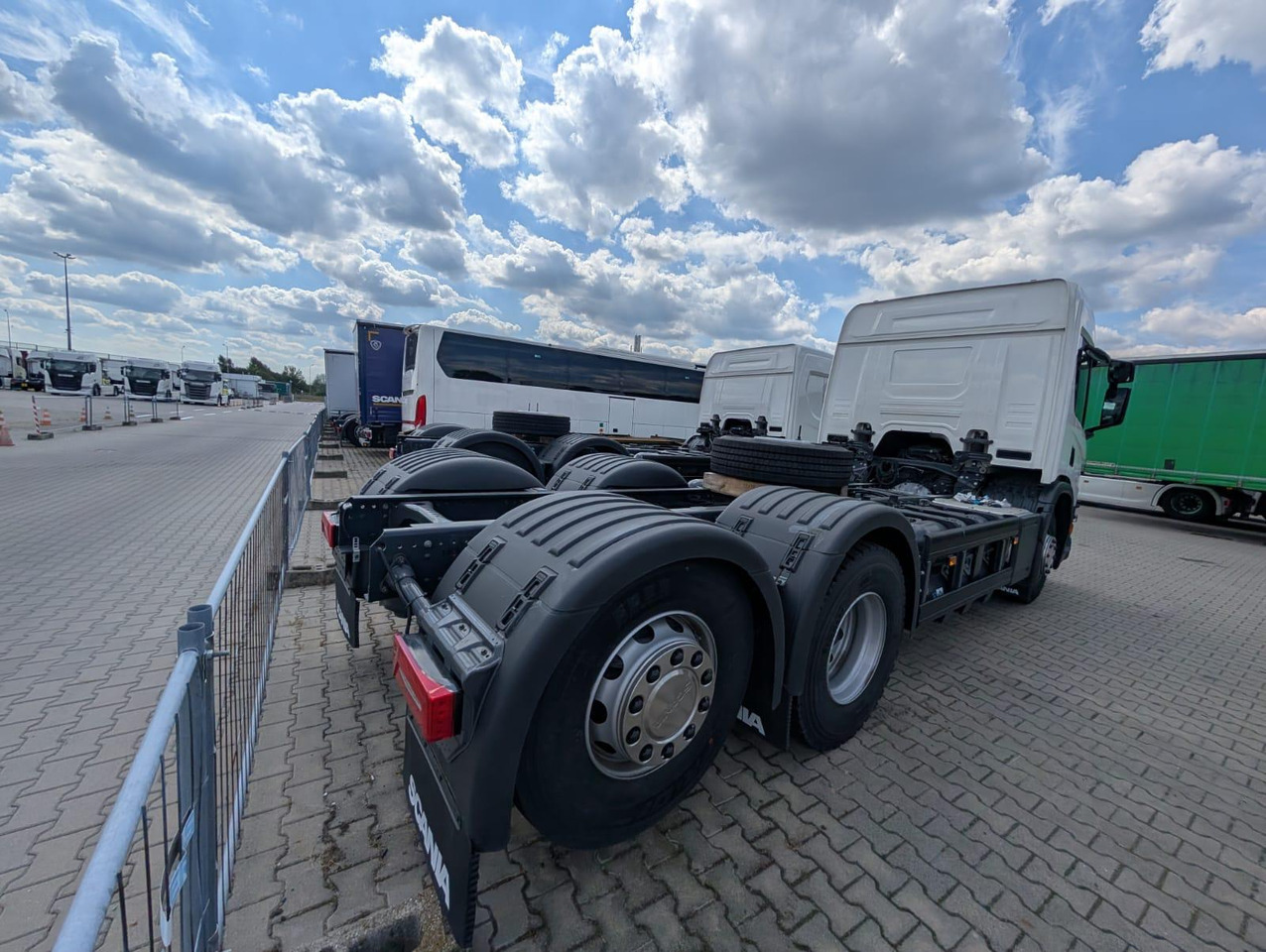 SCANIA P 340 B6x2*4NA / chassis frame / steering axle / CNG / large cab / 8 units - Müllwagen: das Bild 4 SCANIA P 340 B6x2*4NA / chassis frame / steering axle / CNG / large cab / 8 units - Müllwagen: das Bild 4
