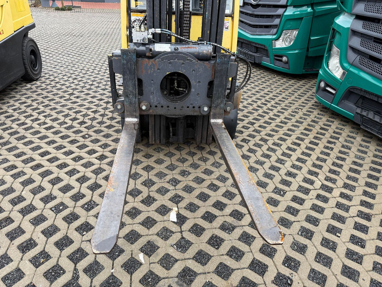 Hyster H1,6 FT drehbare Klammergabel Hyster H1,6 FT drehbare Klammergabel - Treibgasstapler: das Bild 2 Hyster H1,6 FT drehbare Klammergabel Hyster H1,6 FT drehbare Klammergabel - Treibgasstapler: das Bild 2