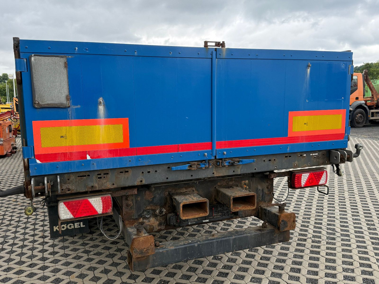 Kögel S 24-1 Mit Lenkachse und Annahme Stapler - Pritschenauflieger/ Plattformauflieger: das Bild 3 Kögel S 24-1 Mit Lenkachse und Annahme Stapler - Pritschenauflieger/ Plattformauflieger: das Bild 3