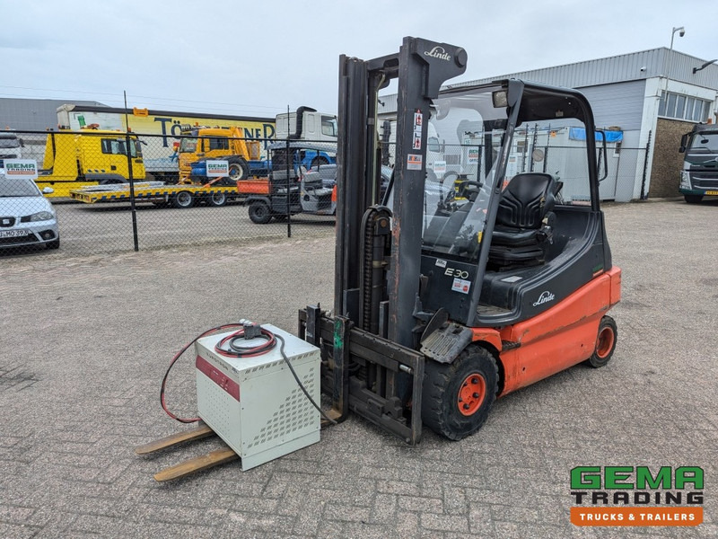 Linde E30 02 - 4058 uur - Duplex Mast - Volrubber Banden - Eurotron 80V-80A Oplader (M34) - Elektrostapler: das Bild 1 Linde E30 02 - 4058 uur - Duplex Mast - Volrubber Banden - Eurotron 80V-80A Oplader (M34) - Elektrostapler: das Bild 1