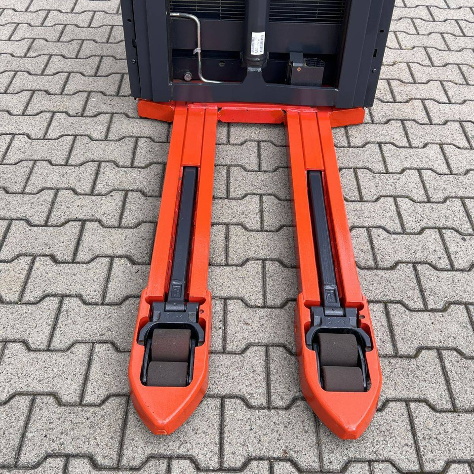 Hochhubwagen Linde L20i (1173): das Bild 10 Hochhubwagen Linde L20i (1173): das Bild 10