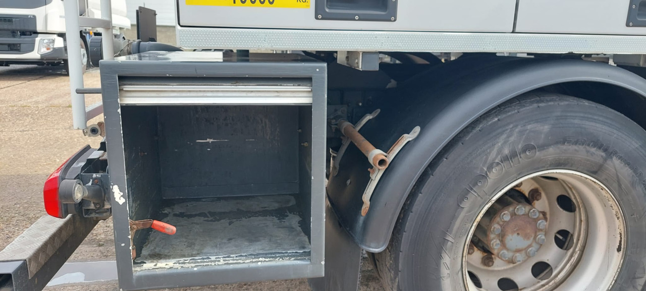 Tankwagen MERCEDES Antos: das Bild 6