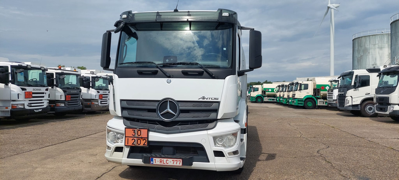 Tankwagen MERCEDES Antos: das Bild 7