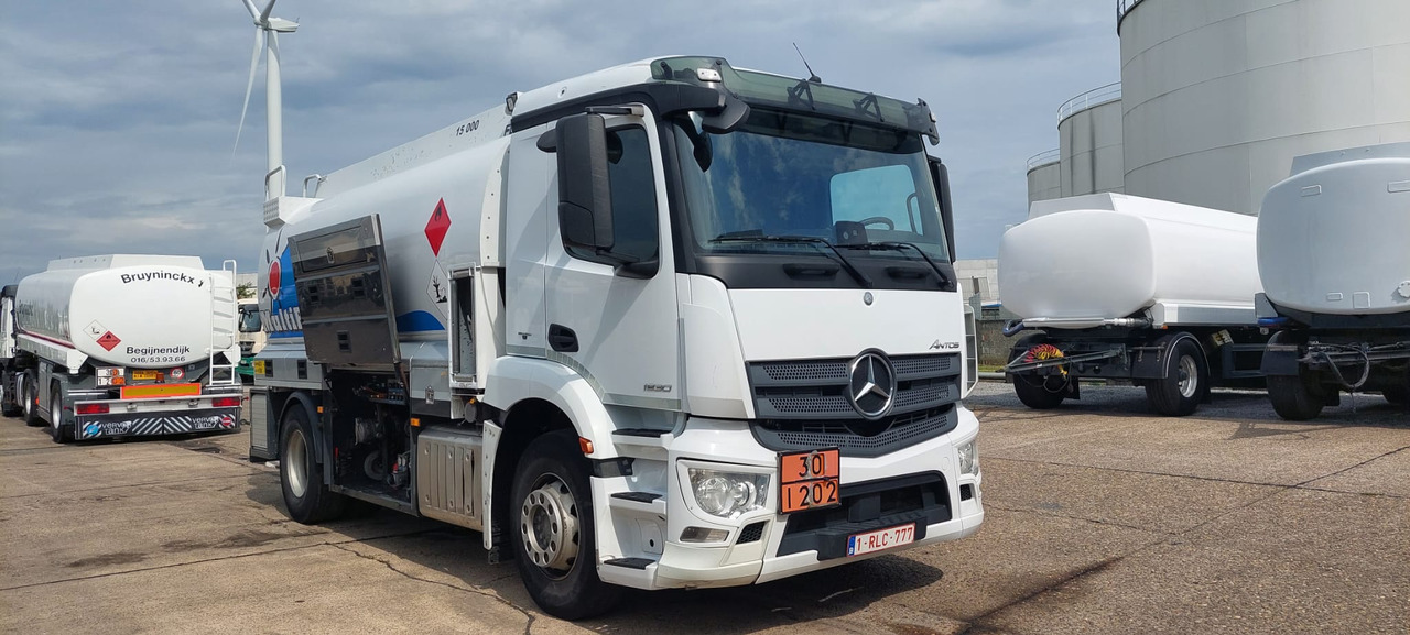 Tankwagen MERCEDES Antos: das Bild 8