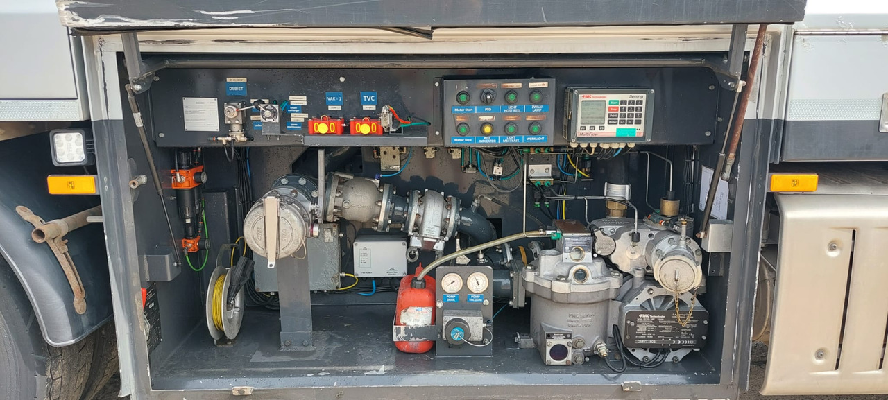 Tankwagen MERCEDES Antos: das Bild 14