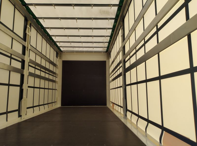 Krone BDF-System, 7.450 mm lang. - Planenaufbau: das Bild 2 Krone BDF-System, 7.450 mm lang. - Planenaufbau: das Bild 2